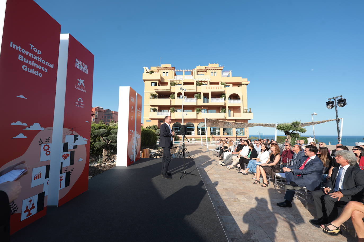 SUR in English celebrates international business