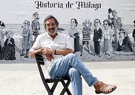 Ángel Idígoras in front of the mural Historia de Málaga that he has painted in Teatinos.