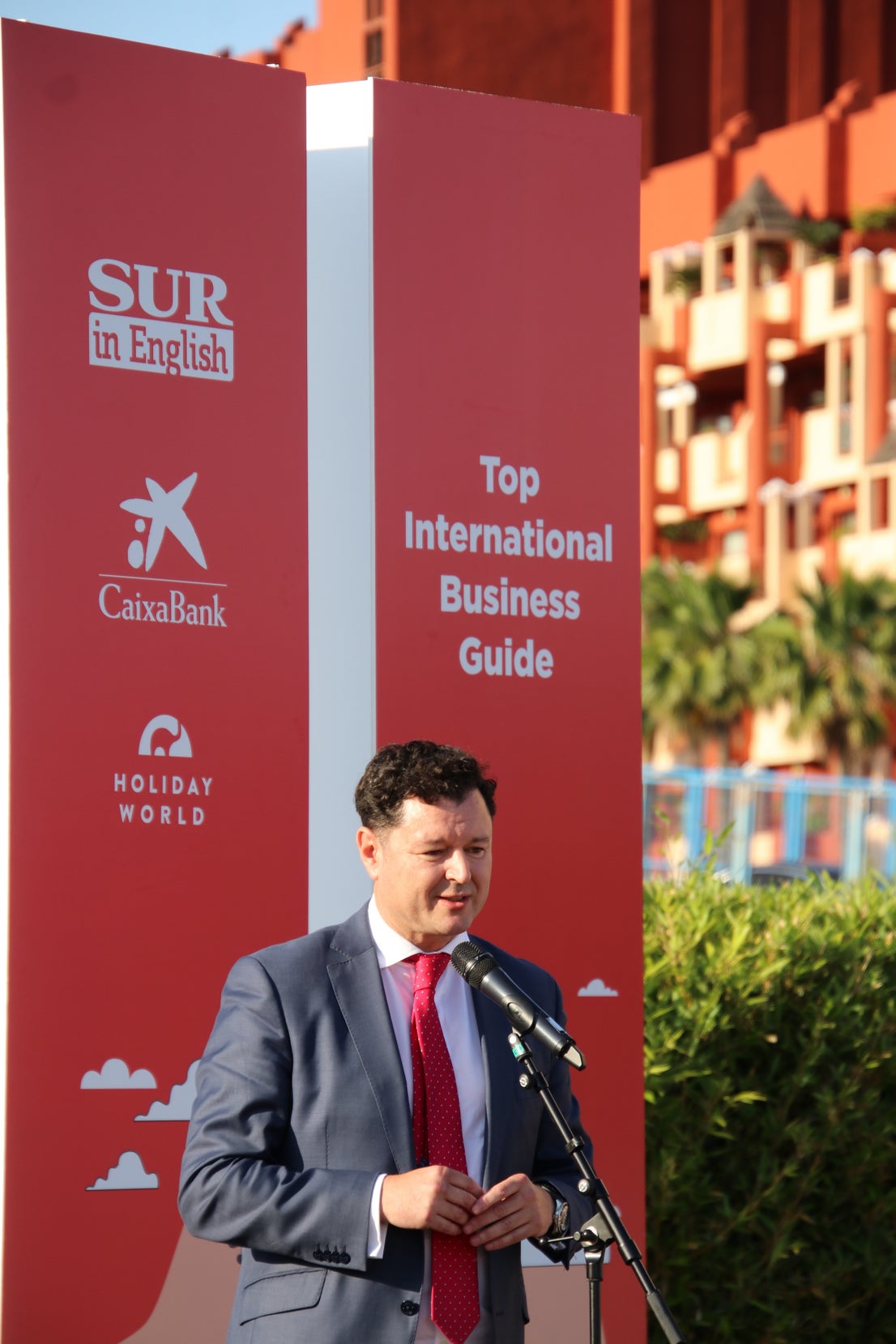 SUR in English celebrates international business