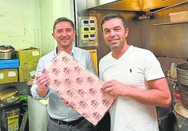 TravelMiguel Ángel Álvarez and Ramón Soler in Japan with a packet ofFaccsa meat.