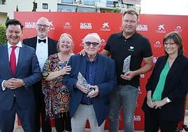 Award winners alongside some of the SUR in English team and Gerard Cuatero from Caixabank.