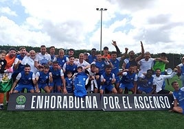 The El Palo players celebrate their promotion on the pitch at Sotoburu.