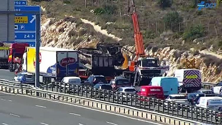 Lorry fire forces closure of A-7 in Torremolinos, resulting in long tailbacks