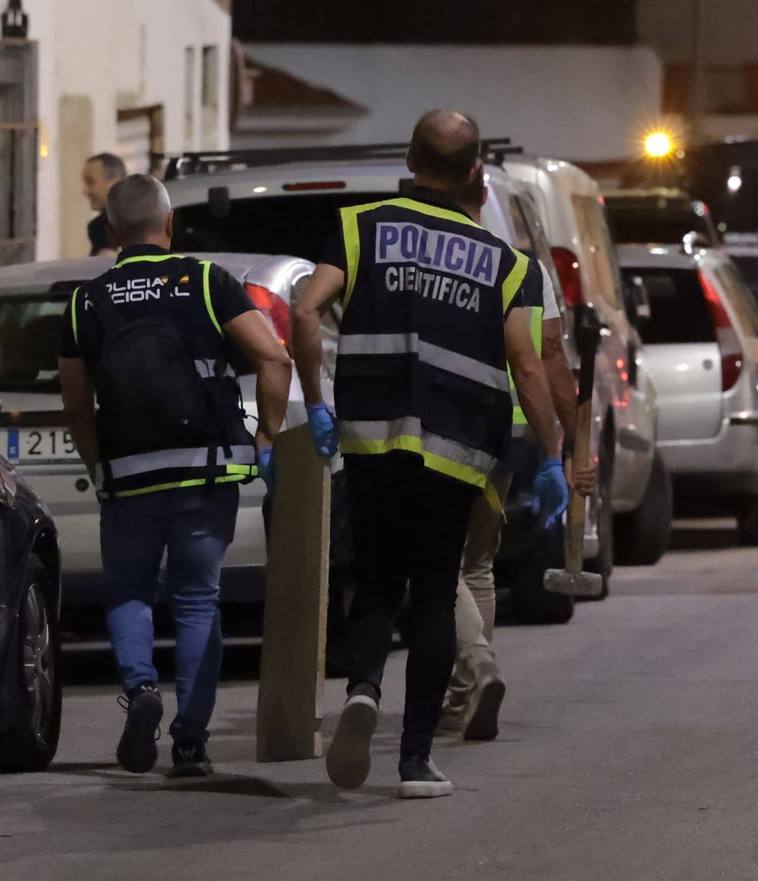A member of the forensics team at the scene in Torremolinos this Tuesday evening.