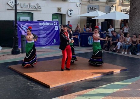 Imagen secundaria 1 - Different styles of dancing were performed during the festival.