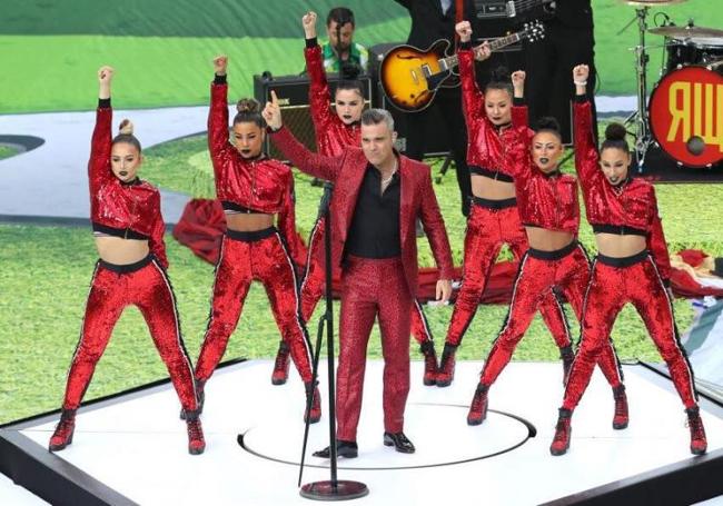 Lianne and fellow dancers on stage with Robbie Williams