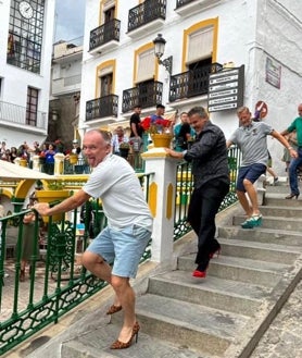 Imagen secundaria 2 - A board group with the mayor of Cómpeta and DJ Worzel, at the Ibizan white themed dinner, finishing the High Heel Shoe race.