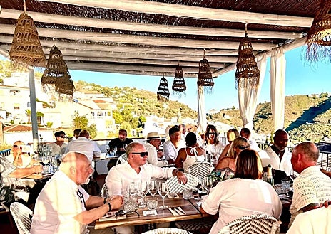 Imagen secundaria 1 - A board group with the mayor of Cómpeta and DJ Worzel, at the Ibizan white themed dinner, finishing the High Heel Shoe race.