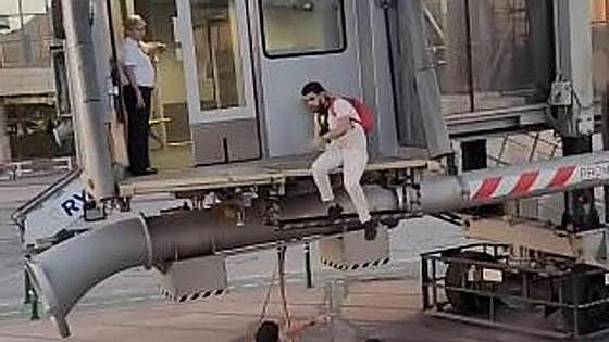 Man reported for jumping onto runway at Malaga Airport to catch a flight he was running late for