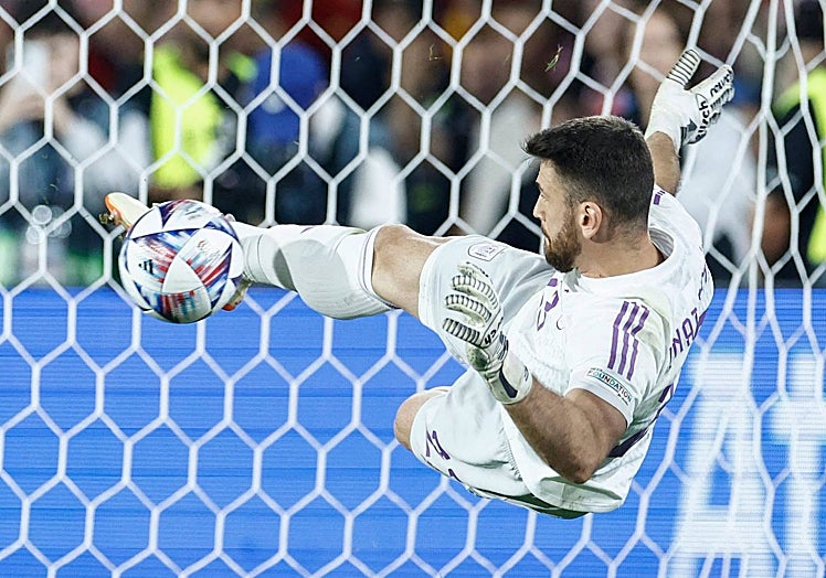 Imagen principal - Unai Simón, saving the first of two penalties.