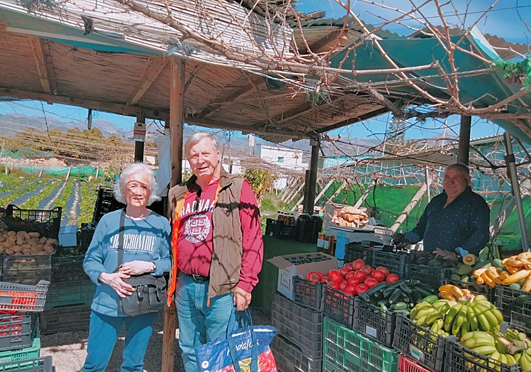 Imagen principal - A foreign couple, the stall, strawberry for tomorrow.