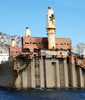 Imagen secundaria 2 - The refloated hull and the semi-submersible and towboats used in the operation.