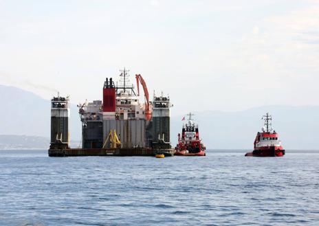 Imagen secundaria 1 - The refloated hull and the semi-submersible and towboats used in the operation.