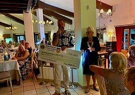 The Lions present the cheque for 5,000 euros to the Drang organisation.