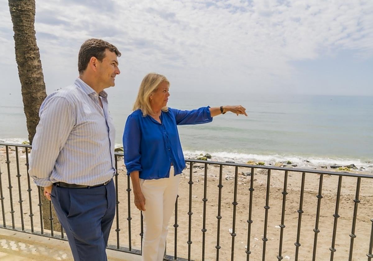 Cristóbal Garre and mayor Ángeles Muñoz.