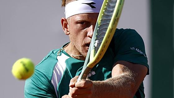 Alejandro Davidovich crashes out at Queen's