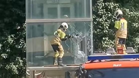 Thirteen tourists rescued after becoming trapped in a panoramic lift in Mijas
