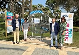 Willem Falter (l) and members of the town hall with the fish.