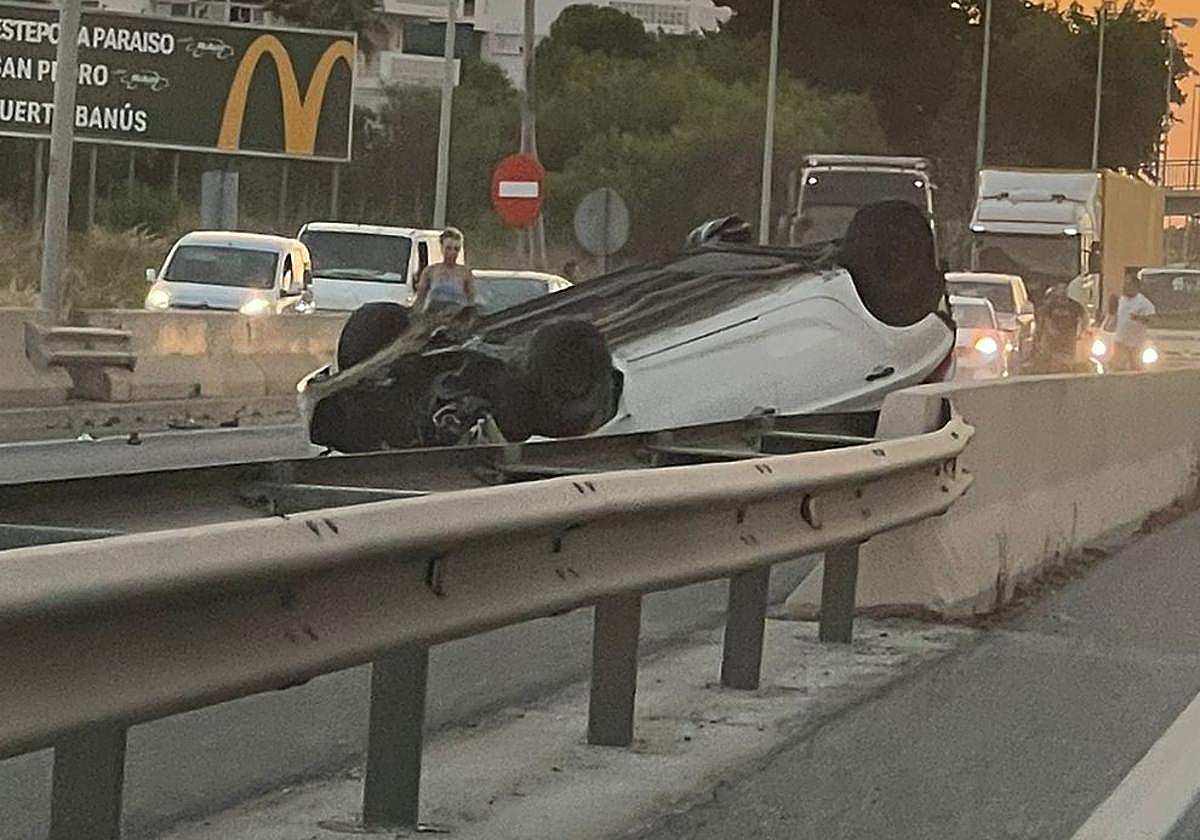 Image of the overturned car in Estepona this Wednesday morning, 5 July.