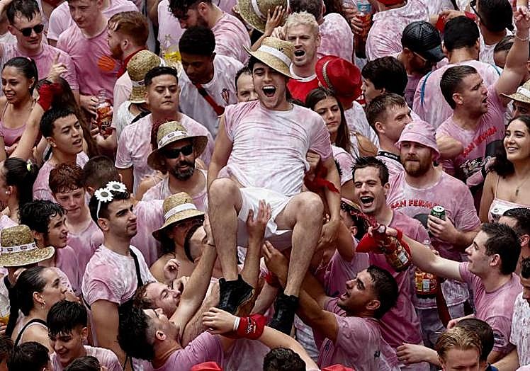 Imagen principal - Photographs from the opening event this Thursday, 6 July