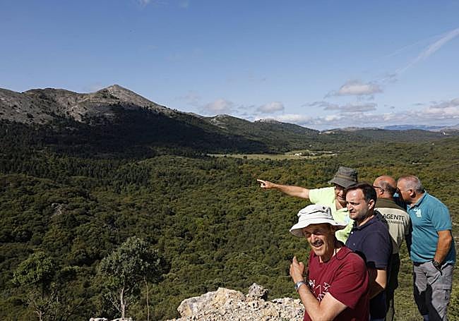 The experts look out over the Sierra de las Nieves from the road.