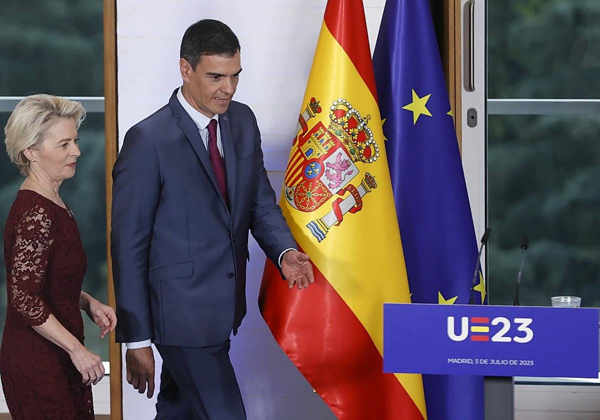 Ursula Von der Leyen with Spanish prime minister Pedro Sánchez.