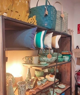 Imagen secundaria 2 - Sarah at the door of the shop. 