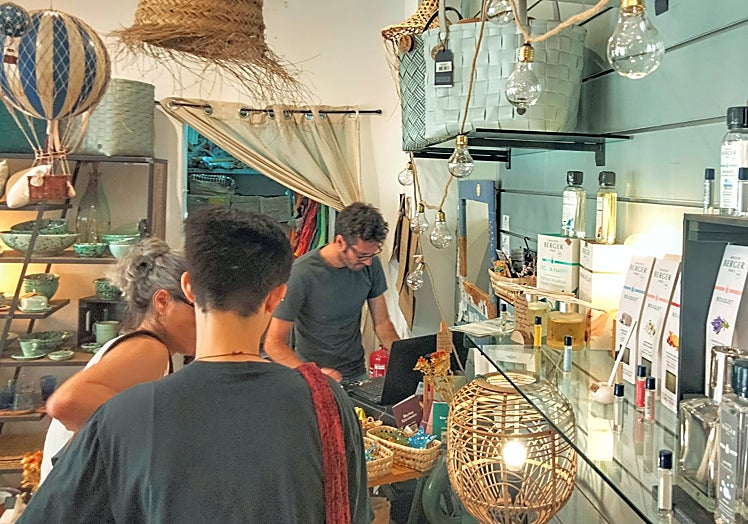 Imagen principal - Julien with customers and goods in the shop.