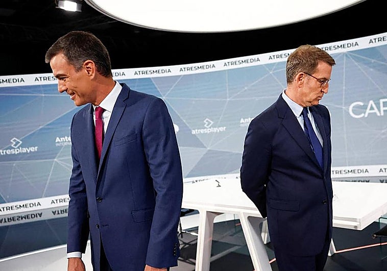 Pedro Sánchez and Alberto Núñez Feijóo, with their backs to each other before taking their seats for the face-to-face television debate.