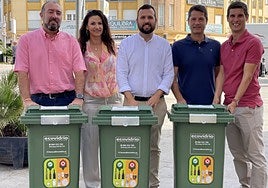 Members of Ecovidrio, ACEB and the town hall launch the recycling project.