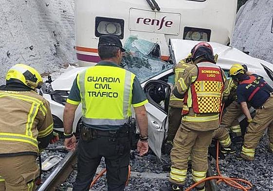 One dead and two seriously injured after train slams into car on level crossing in Lugo