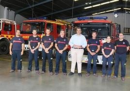 The mayor of Mijas, Josele González, together with some members of the local fire brigade.