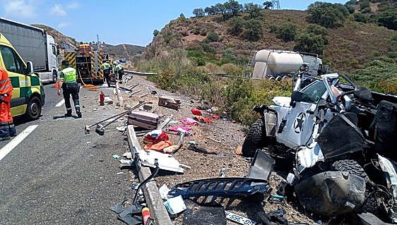 Two dead and long tailbacks on AP-7 as lorry plunges down embankment after colliding with two cars