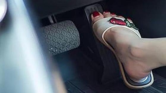 Guardia Civil in Spain clarifies whether or not it is allowed to drive wearing flip-flops