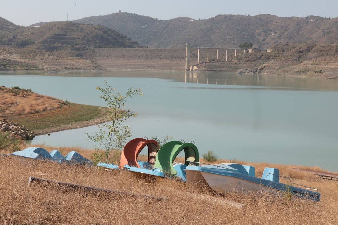 The critical state of Malaga's La Viñuela reservoir, in pictures