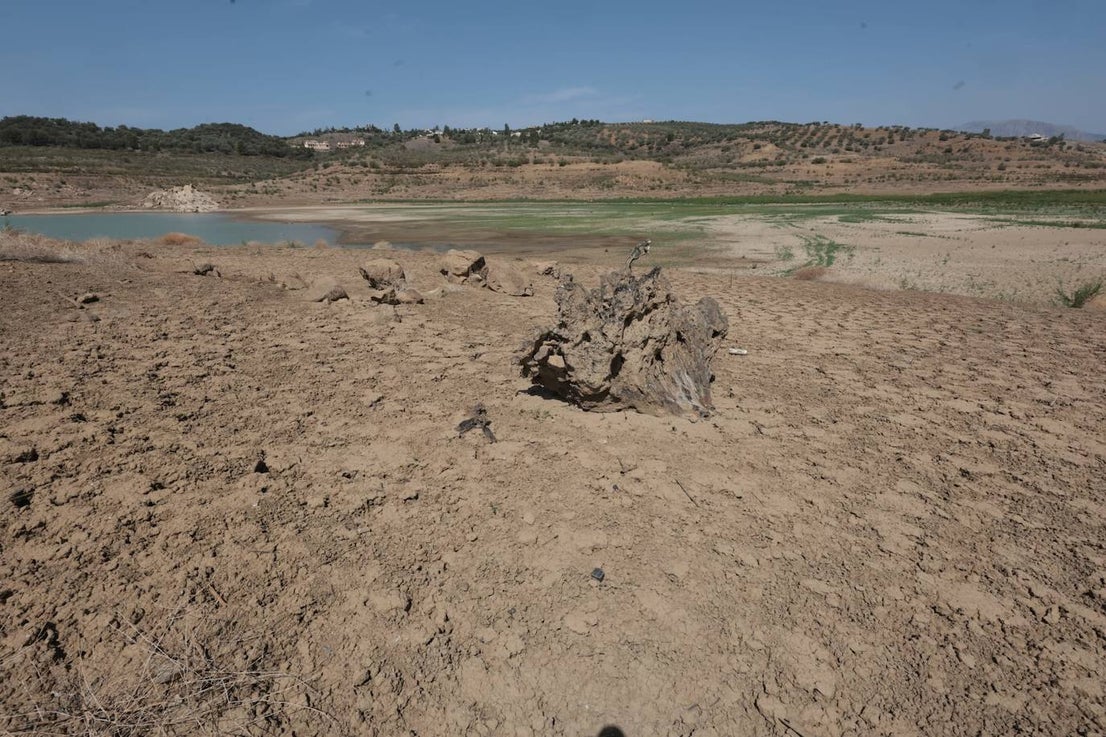 The critical state of Malaga's La Viñuela reservoir, in pictures
