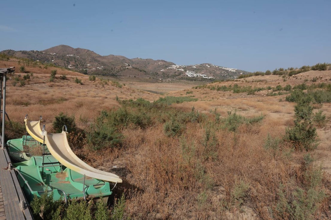 The critical state of Malaga's La Viñuela reservoir, in pictures