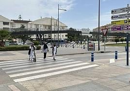 Pedestrian crossing on the San Pedro Alcántara boulevard.