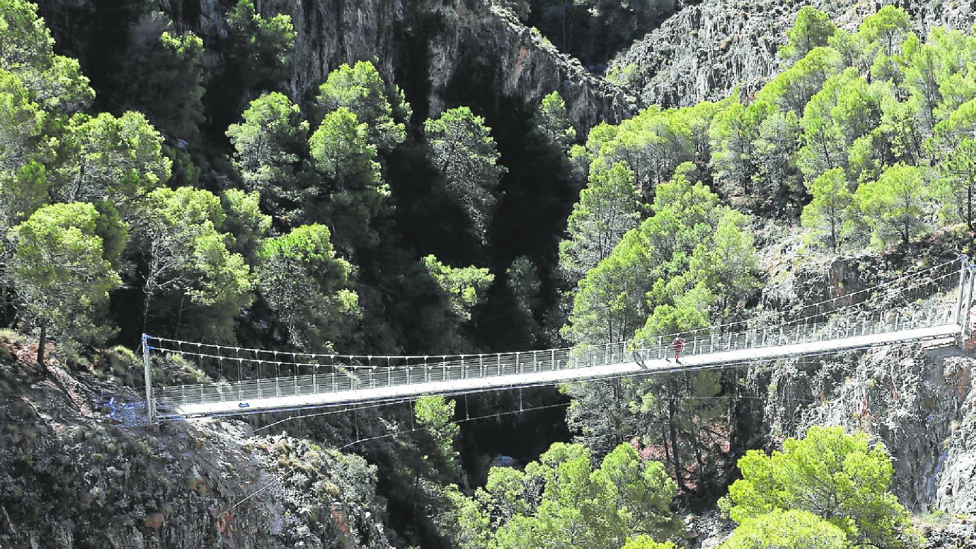 el-saltillo-a-vertigo-inducing-hike-in-one-of-malaga-province-s