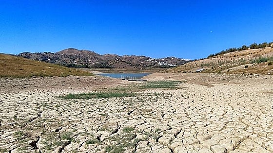 How much longer will there be water in La Viñuela reservoir, which supplies some 220,000 inhabitants in 14 Malaga municipalities?