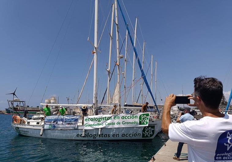 Ecologistas en Acción sailing boat arrives on the Granada coastline to take care of its beaches