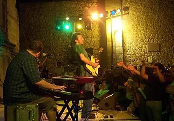 The festival is held in front of the Real Colegiata Santa María.