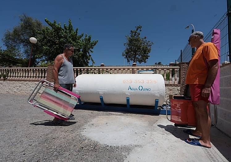Imagen principal - Water tanker companies providing services around Malaga on Thursday 27 July.