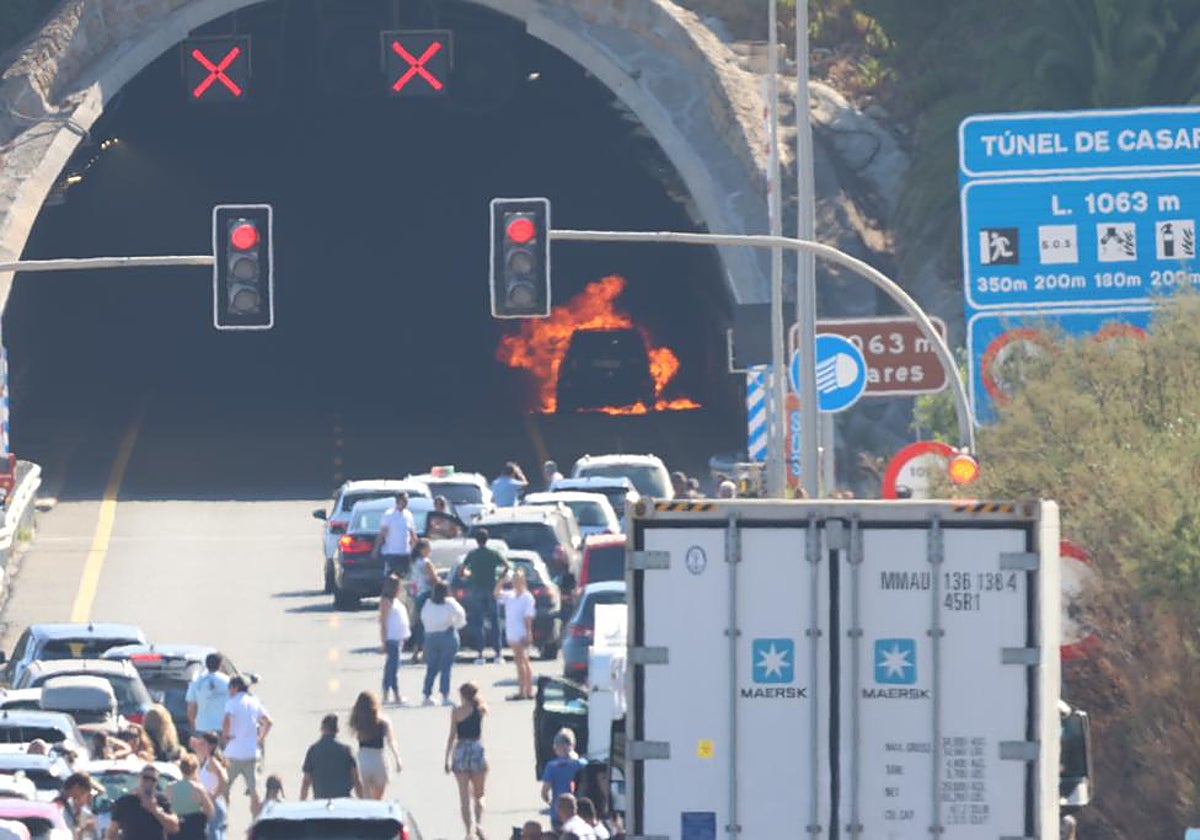 Vehicle on fire in Casares tunnel on the AP-7.