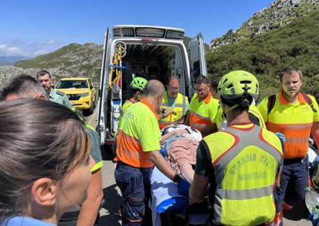 Imagen secundaria 1 - Tourist coach carrying 49 people involved in serious accident in north of Spain