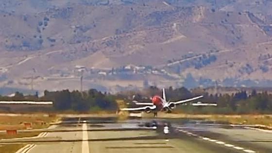 Watch as strong gust of wind forces passenger plane landing at Malaga Airport to be aborted