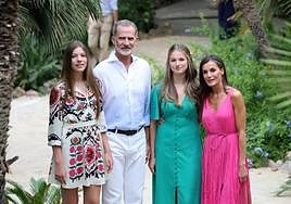 Spanish royals pose on Mallorcan family holiday