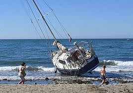 The boat has been stranded near the Nuevo Reino beach bar in San Pedro for over two weeks