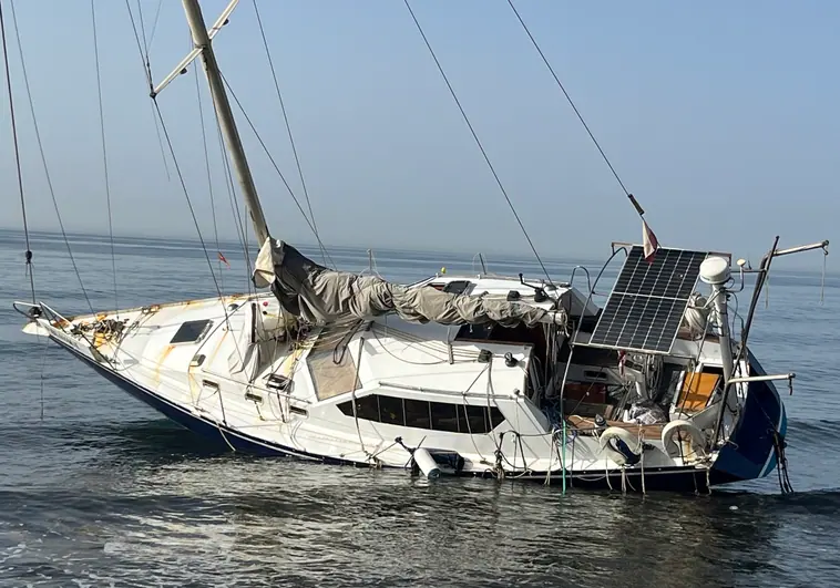 The sailing boat stranded on San Pedro Alcántara beach will have to be removed by land