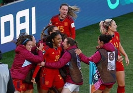 Salma Paralluelo celebrates scoring the decisive goal with her teammates.